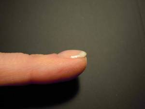 Kleiner Finger von der Seite Gel French, das erste mal am eigenen Finger in Anfänger Nageldesign