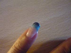 Farbwechsel setzt ein Schablonen Verängerung am kleinen Finger in Anfänger Nageldesign