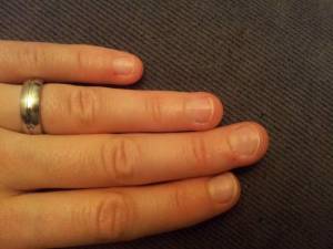Finger linke Hand Tips oder Schablone bei Anfänger und Nagelkauer in Anfänger Nageldesign