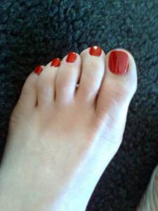 Zehen, rund gefeilt mit Pure-Red-Gel Fußnägel gerade oder leicht rund, entzündungen in Pediküre