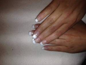 von vorne Vollmodellage mit Gel und weissen Spitzen in Anfänger Nageldesign