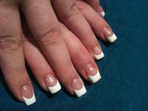 French weißes French mit Schneeflockenstamping. in Anfänger Nageldesign