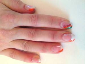 Ansicht von Oben rechte Hand - French mit Orange Lack, Make-up Acryl und Sticker Erste Acryl Modellage auf beiden Händen in Anfänger Nageldesign