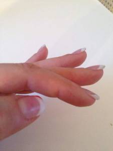 Ansicht Seitlich Linke Hand Erste Acryl Modellage auf beiden Händen in Anfänger Nageldesign