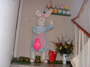 Hasenfrau an der Tür1 Frohe Ostern in Small Talk