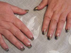 Herbstnägel Gelnägel mit Tattoo und Glitzer in Anfänger Nageldesign