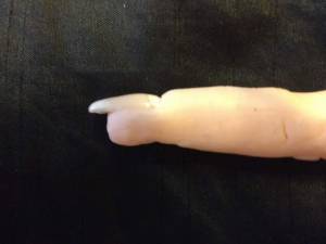 nochmals Seitenansicht Frenchgel am Fimo-Finger Modell neuer Versuch in Anfänger Nageldesign