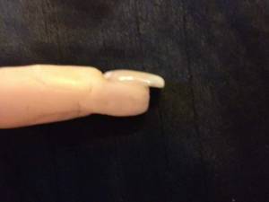 Frenchnagel von der Seite Frenchgel am Fimo-Finger Modell neuer Versuch in Anfänger Nageldesign