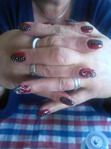 Und nochmal das Muster :) Rot/schwarz mit weißen Punkten und Blume in Anfänger Nageldesign