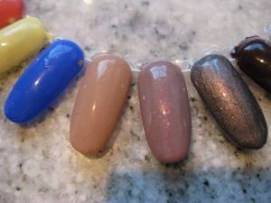 von links nach rechts
Nude
Slurry Star
Rosy Grey Farbgele Melano Nails in Zubehör