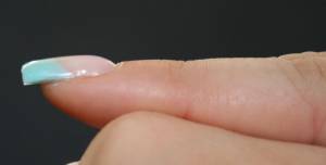 Seitenansicht Zeigefinger Neuanlage Schablone schlichtes mint in Anfänger Nageldesign