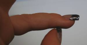 kleiner Finger Aufbau Refill nach 3 Wochen Lila mit silber Glitter in Anfänger Nageldesign