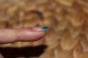 Seitenansicht Kleiner Finger Refill mit Gel, blaues Glitzerfrench und Make Up in Anfänger Nageldesign