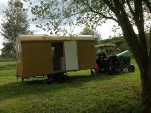 das ist erstmal der Bauwagen auf der Wiese haben wir Urlaub gemacht. Wo nagelt ihr? in Small Talk