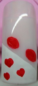 Ovale Punkte malen und kleine Herzen Einfache Pinselmalerei mit Acrylfarben: Ladybug in Nageldesign