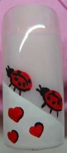 schwarze Konturen an die Herzchen malen und Punkte auf dem Rücken des Käfers  Einfache Pinselmalerei mit Acrylfarben: Ladybug in Nageldesign