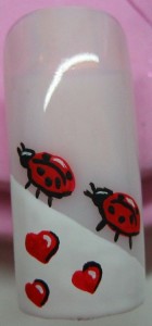 weiße Lichtreflexe geben den Motiven das gewisse Etwas! Einfache Pinselmalerei mit Acrylfarben: Ladybug in Nageldesign