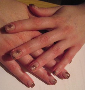 nägel5 Gelmodellage mit Schneeflocken-Stamp in Anfänger Nageldesign