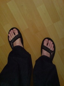 hier seht ihr meine Füße (Schuhgröße 47) in schwarzen Trekkingsandalen Sandalen : Modesünde ? in Kosmetik / Mode