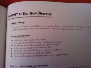 Dort stehts zusammengefasst, vorher kommt noch Nagel vorbereiten Dreck unter Gel in Gelnägel