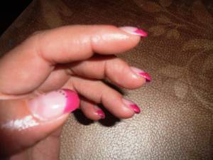 French Pink mit malerei
seitenansicht Versuch an der rechten Hand-was meint ihr ? in Anfänger Nageldesign