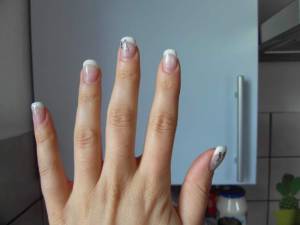 Hand von oben 3. Versuch.French weiß in Anfänger Nageldesign