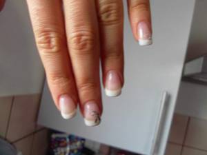 Hand von vorn und oben 3. Versuch.French weiß in Anfänger Nageldesign