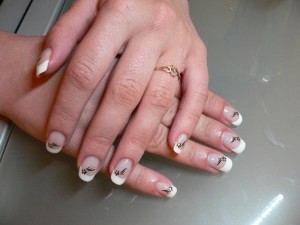 Frontansicht Naturnagelverstärkung French mit Sternsticker in Anfänger Nageldesign