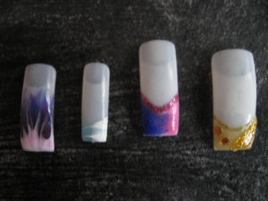 der ganz rechte is echt doof getroffen.
is eigentlich schön glatt..

der ganz  Mustertips - Acrylfarbe auf Tips in Nageldesign