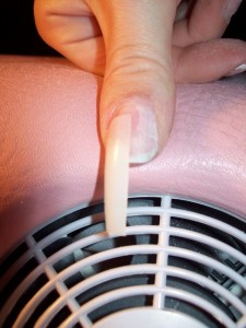 halben Tip geklebt, Seitenlinie war sehr eingefeilt Notreparatur eines Daumens ;) in Anfänger Nageldesign