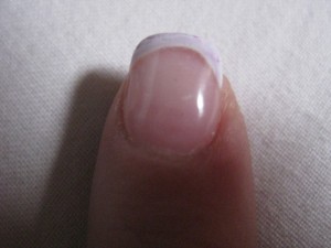 Zeigefinger Meine 2.Nägel lila/weiß mamoriert in Anfänger Nageldesign