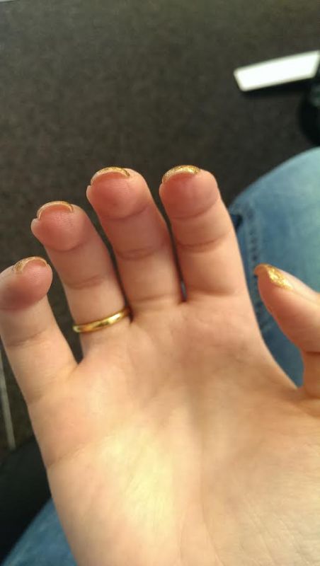 Gelnägel mit French in Gold 1 Erste Naturnagelverstärkung mit Gel und French in Anfänger Nageldesign