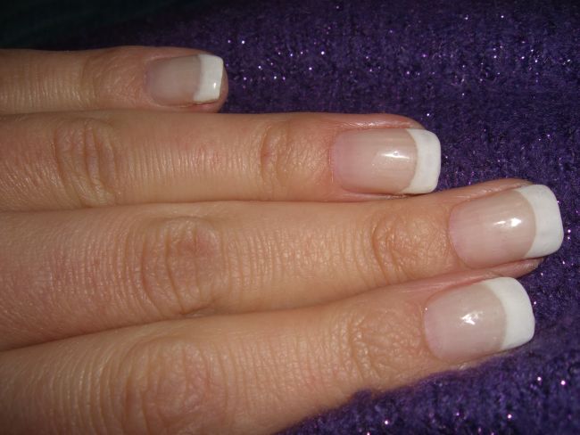 von vorne links French-Gelnägel Modellage in Anfänger Nageldesign