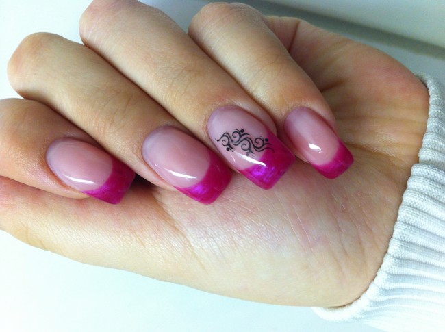 vorne Pink french mit schwarzem Stamping in Anfänger Nageldesign