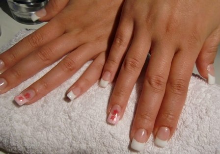 Zweiter Versuch mit Nagelverlängerung. Schlichtes French in Weiß mit Glitzer  Meine ersten Gel-Modellagen in Anfänger Nageldesign